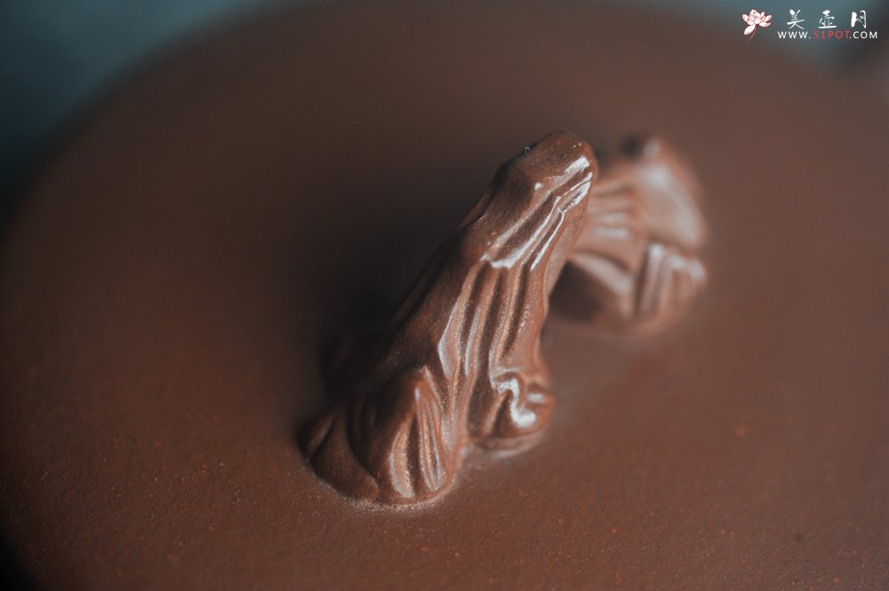 紫砂壶图片：美壶特惠 手工手制紫砂壶特好底槽青假山汉瓦壶 底部刻老虎 栩栩如生 茶壶 茶具 单壶 - 美壶网