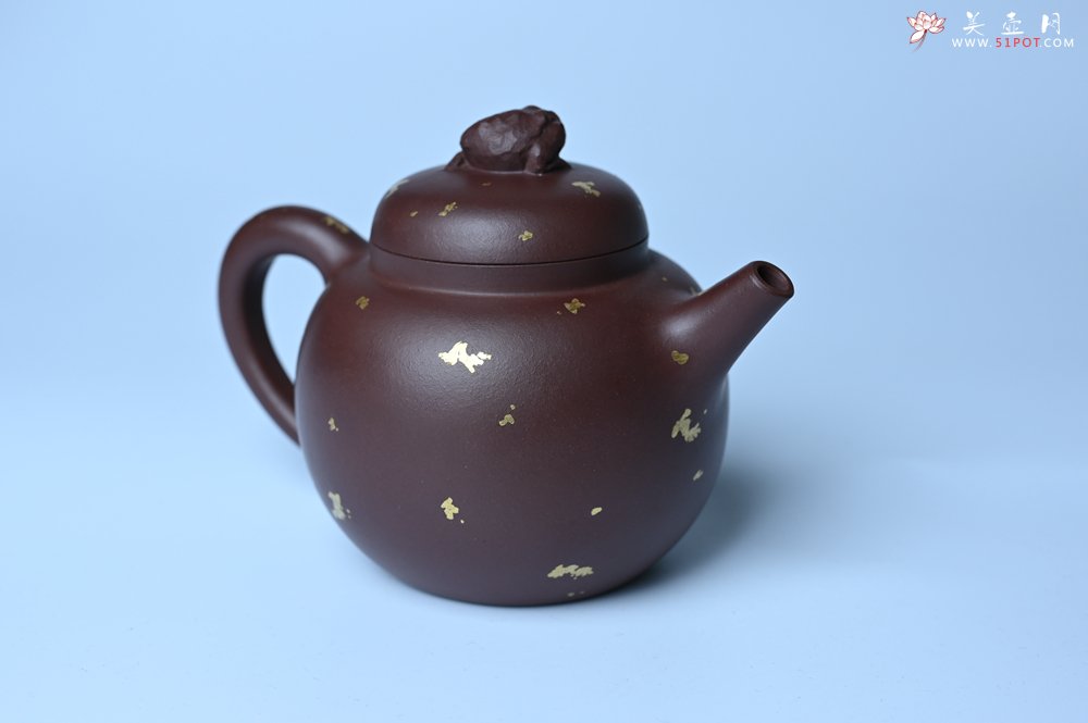 紫砂壶图片：潜力股周小培 全手工原创招财壶200cc 金蟾屹立于壶盖 撒金工艺铺满壶身 寓意黄金落满地 招财进宝 - 美壶网