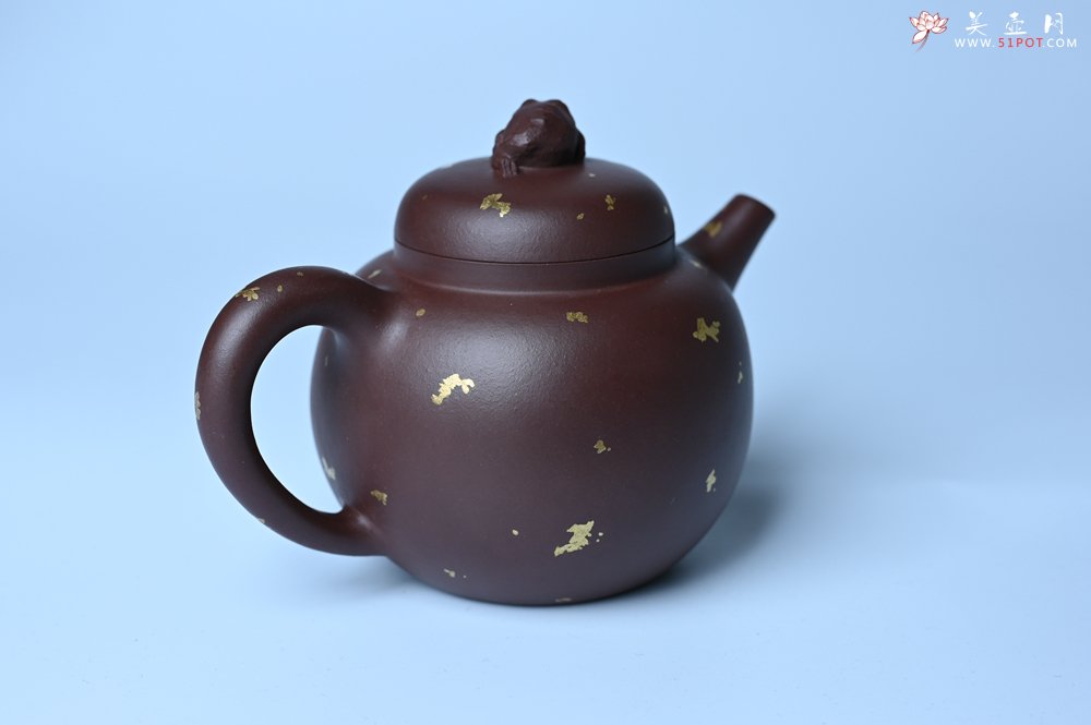 紫砂壶图片：潜力股周小培 全手工原创招财壶200cc 金蟾屹立于壶盖 撒金工艺铺满壶身 寓意黄金落满地 招财进宝 - 美壶网