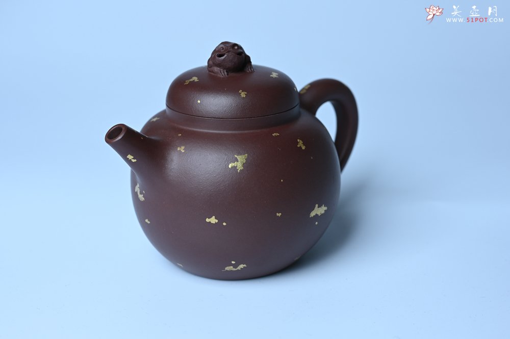 紫砂壶图片：潜力股周小培 全手工原创招财壶200cc 金蟾屹立于壶盖 撒金工艺铺满壶身 寓意黄金落满地 招财进宝 - 美壶网