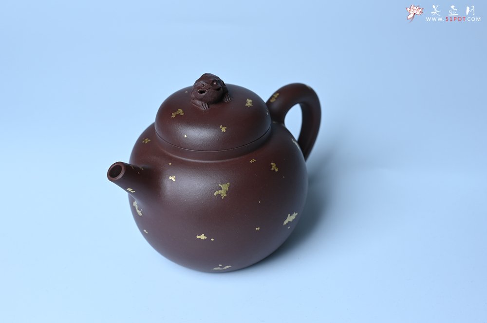 紫砂壶图片：潜力股周小培 全手工原创招财壶200cc 金蟾屹立于壶盖 撒金工艺铺满壶身 寓意黄金落满地 招财进宝 - 美壶网