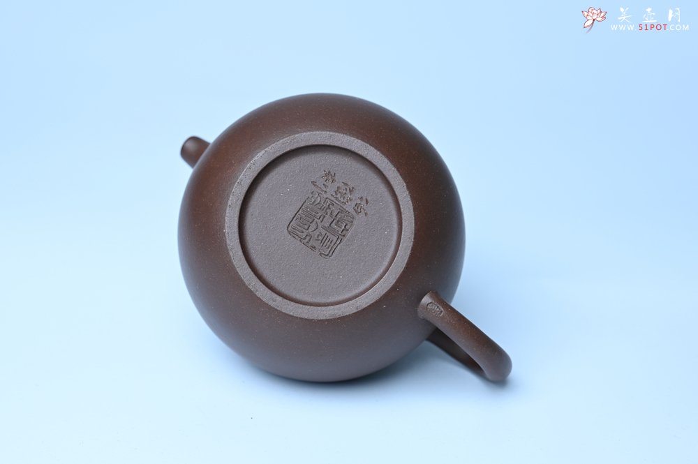 紫砂壶图片：毛国强入室弟子黄云初 特好老紫泥心无挂碍莲子壶 名家何水法书法 刘世涛伯陶刻 - 美壶网