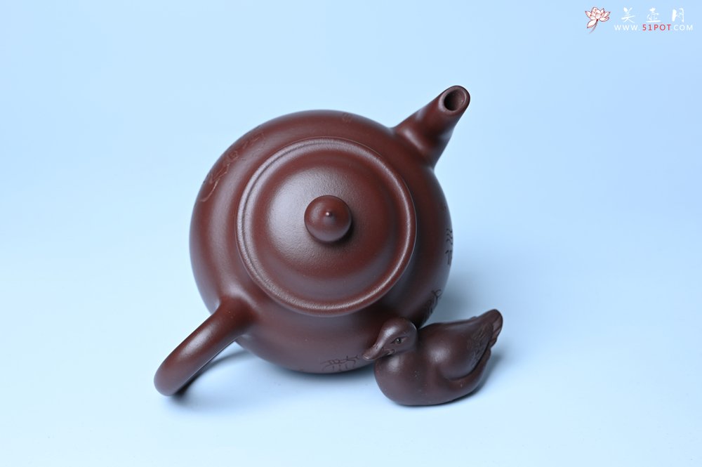 紫砂壶图片：油润黄龙山4号深井红皮龙 全手工高灯壶 文气装饰人物 道法自然 - 美壶网