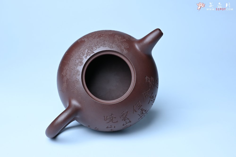 紫砂壶图片：油润底槽清 卡盖难度相当大 全手工半月紫砂壶  君臣一梦,今古空名 但远山长,云山乱,晓山青 - 美壶网