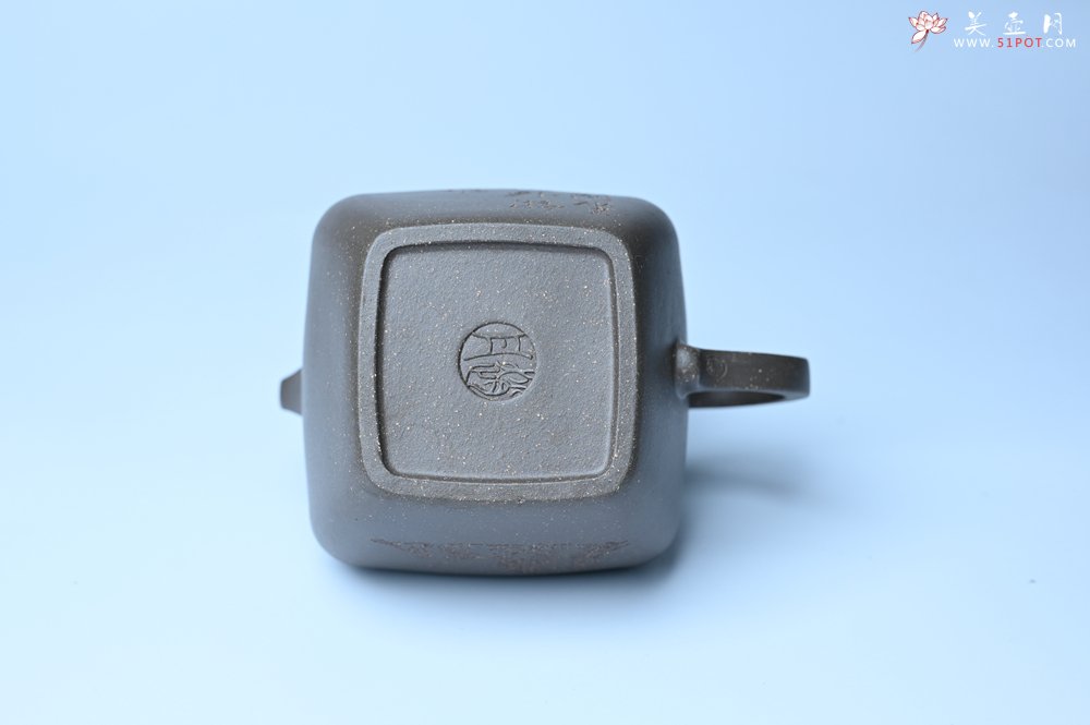 紫砂壶图片：美壶特惠 精致青灰段泥混方巨轮壶 茶壶 无事竹间坐 有情化外游 - 美壶网