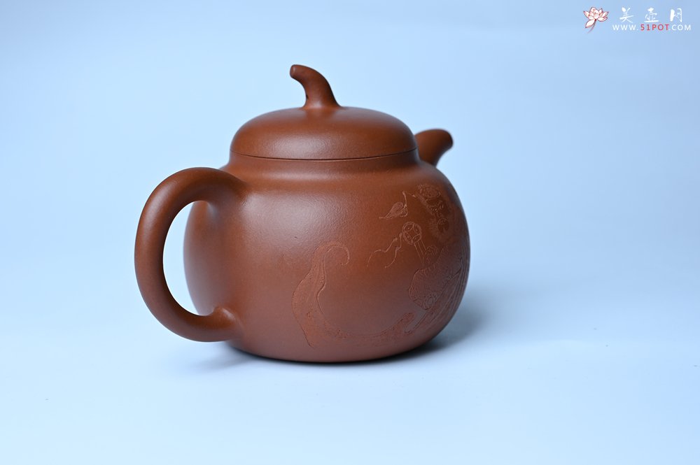 紫砂壶图片：特油润黄龙山小红泥全手工一捺底景舟茄段壶 装饰人物特文气 - 美壶网