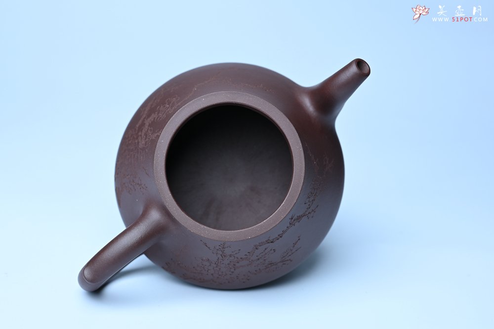 紫砂壶图片：潜力股周小培老师 全手工底槽青缘德壶 装饰通转梅花特文气 期待与您结缘 - 美壶网