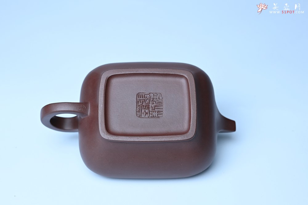 紫砂壶图片：油润老紫泥全手工精工小四方虚扁壶 - 美壶网