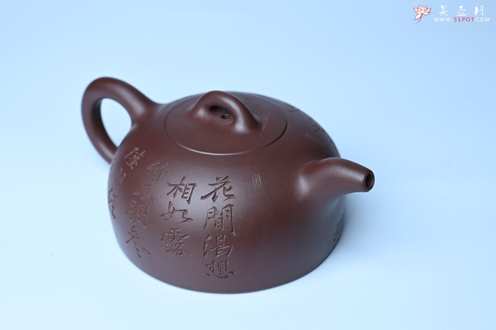 紫砂壶图片：潜力股周小培老师 油润底槽清 卡盖难度相当大 全手工半月紫砂壶 花间渴想相如露,竹不闲参陆羽经 - 美壶网