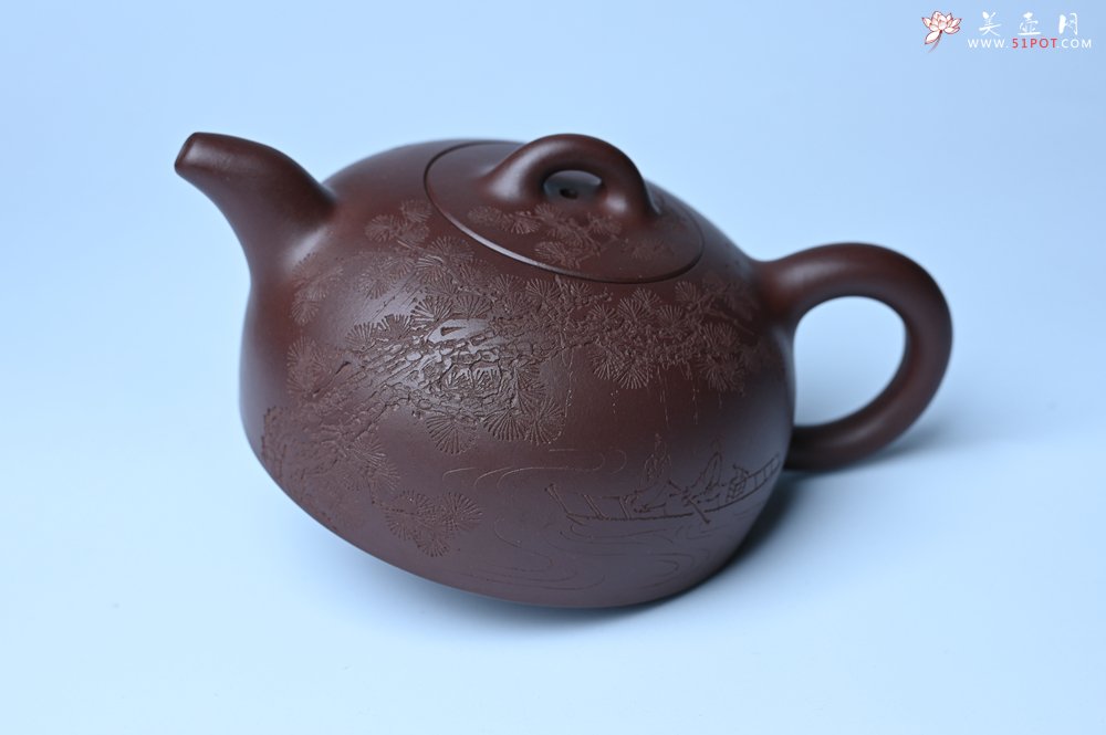 紫砂壶图片：油润底槽清 卡盖难度相当大 全手工半月紫砂壶  君臣一梦,今古空名 但远山长,云山乱,晓山青 - 美壶网