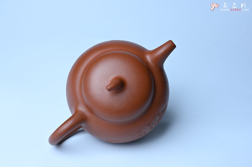 紫砂壶图片：特油润黄龙山小红泥全手工一捺底景舟茄段壶 装饰人物特文气 - 美壶网