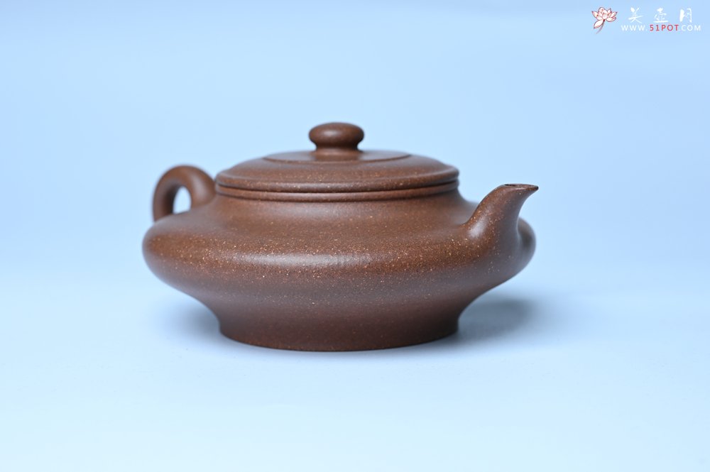 紫砂壶图片：潜力股周小培 特好文革老紫泥 全手工虚扁壶 难度大 好壶期待与您结缘 - 美壶网