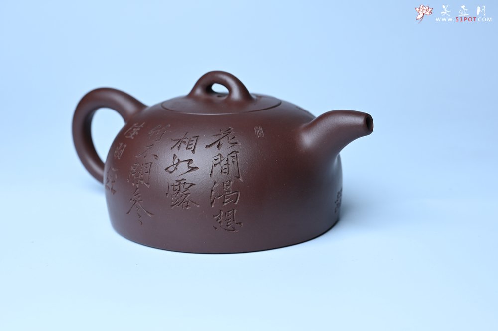 紫砂壶图片：潜力股周小培老师 油润底槽清 卡盖难度相当大 全手工半月紫砂壶 花间渴想相如露,竹不闲参陆羽经 - 美壶网