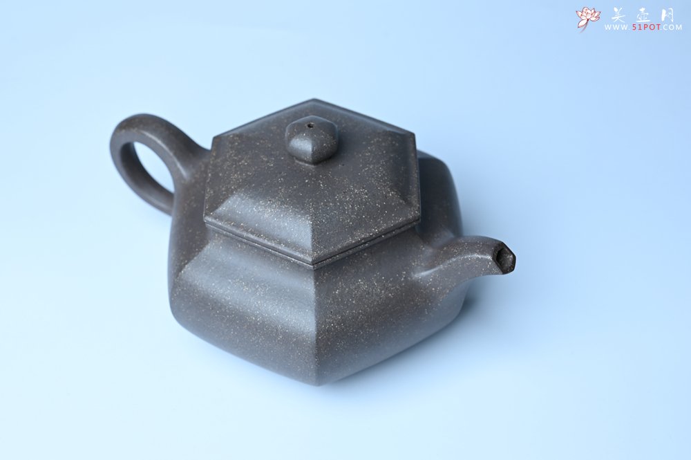 紫砂壶图片：实力派张海艳全手工精工老青灰泥六方仿古壶 气势磅礴 线面挺括平正 - 美壶网