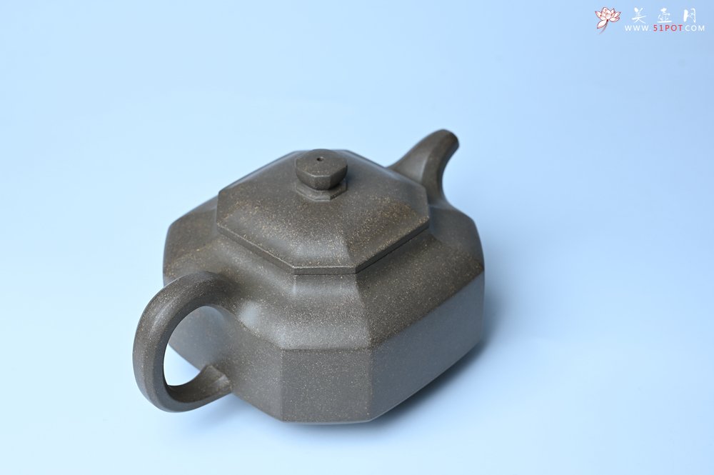 紫砂壶图片：实力派张海艳全手工蟹壳老青段泥精工八方侧角壶 气势磅礴 - 美壶网