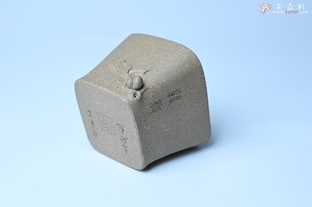 紫砂壶图片：实力派国工周斌（周镔） 采用8000块一捆的特好青段 全手工四方寿桃主人杯 观桃杯 - 美壶网