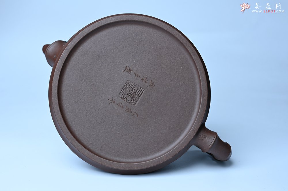 紫砂壶图片：美壶年底特惠 精品松竹梅紫砂壶 清虚静泰 暮色苍茫看劲松 乱云飞渡仍从容 - 美壶网