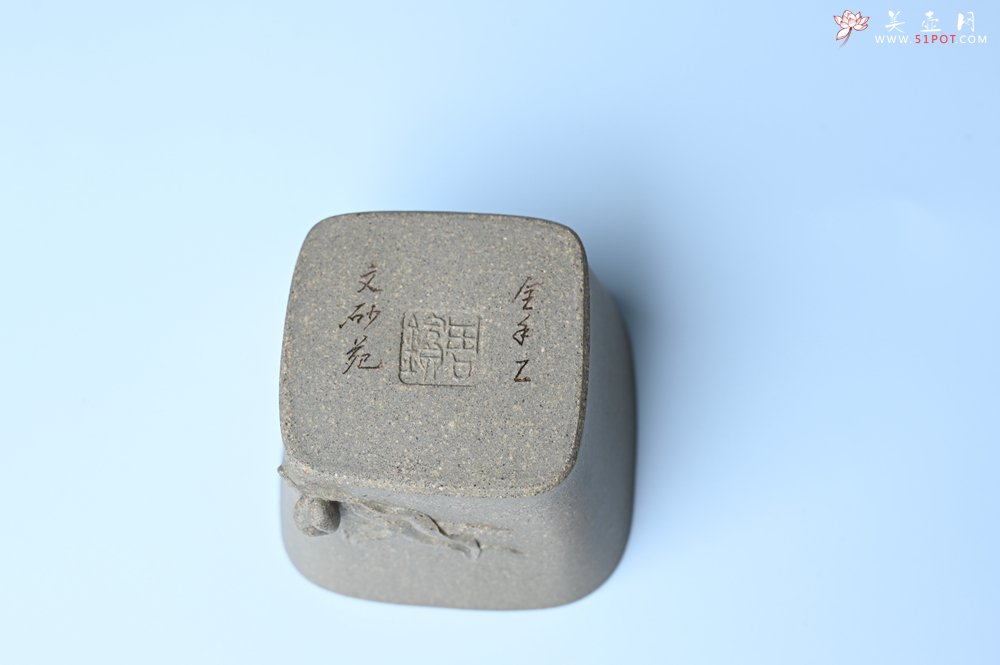 紫砂壶图片：实力派国工周斌（周镔） 采用8000块一捆的特好青段 全手工四方寿桃主人杯 观桃杯 - 美壶网