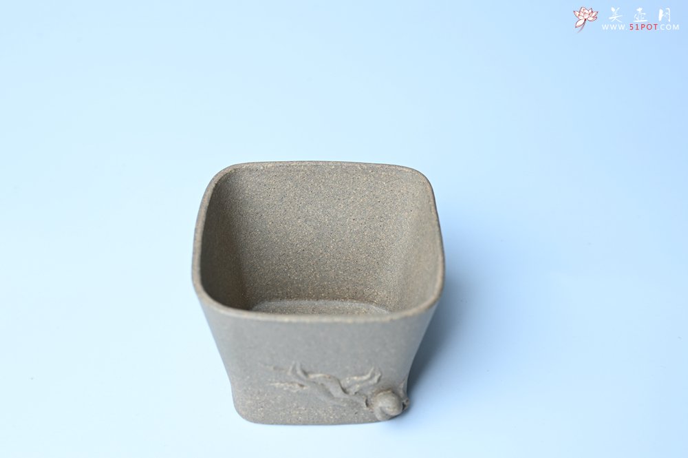 紫砂壶图片：实力派国工周斌（周镔） 采用8000块一捆的特好青段 全手工四方寿桃主人杯 观桃杯 - 美壶网