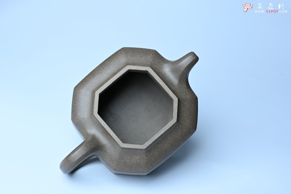 紫砂壶图片：实力派张海艳全手工蟹壳老青段泥精工八方侧角壶 气势磅礴 - 美壶网