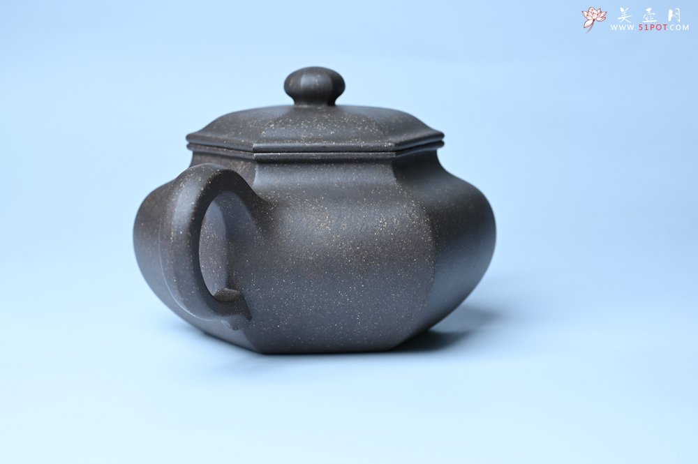 紫砂壶图片：实力派张海艳全手工精工老青灰泥六方仿古壶 气势磅礴 线面挺括平正 - 美壶网