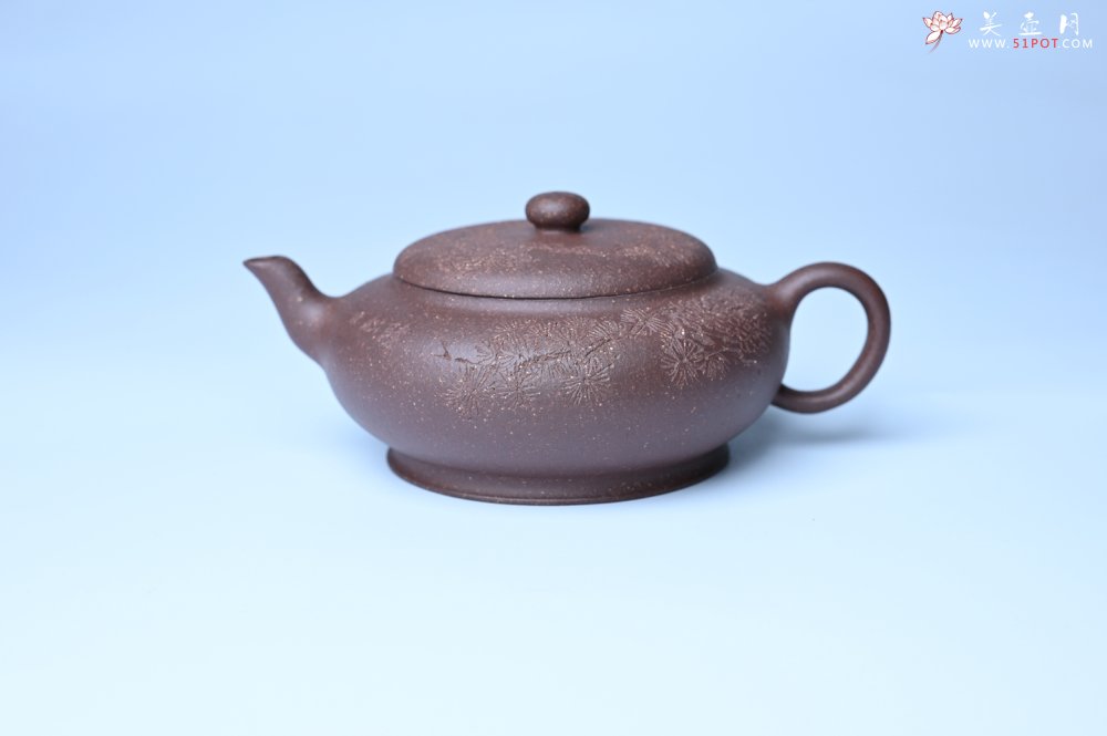 紫砂壶图片：美壶特惠 特好紫泥扁玉壶 装饰不老松 文气十足 - 美壶网