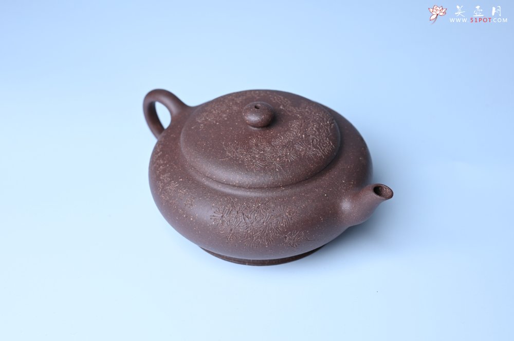 紫砂壶图片：美壶特惠 特好紫泥扁玉壶 装饰不老松 文气十足 - 美壶网