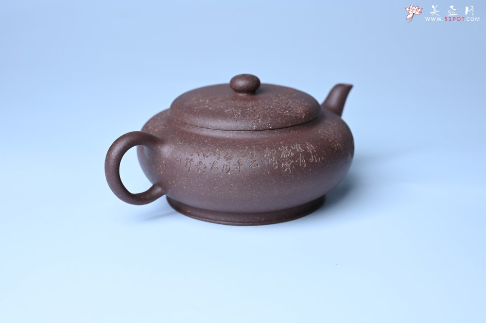 紫砂壶图片：美壶特惠 特好紫泥扁玉壶 装饰不老松 文气十足 - 美壶网