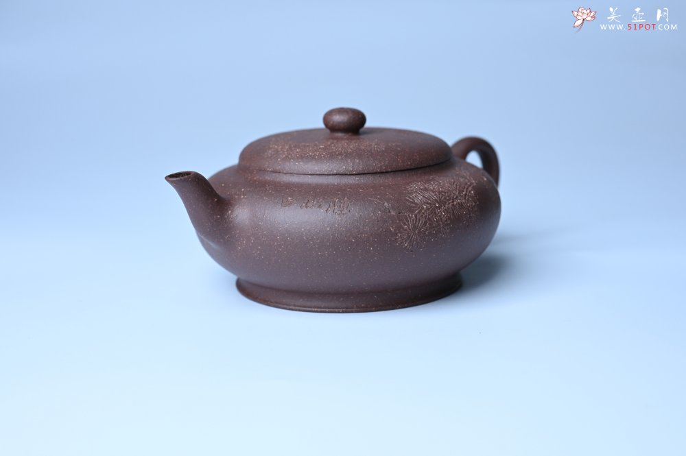 紫砂壶图片：美壶特惠 特好紫泥扁玉壶 装饰不老松 文气十足 - 美壶网