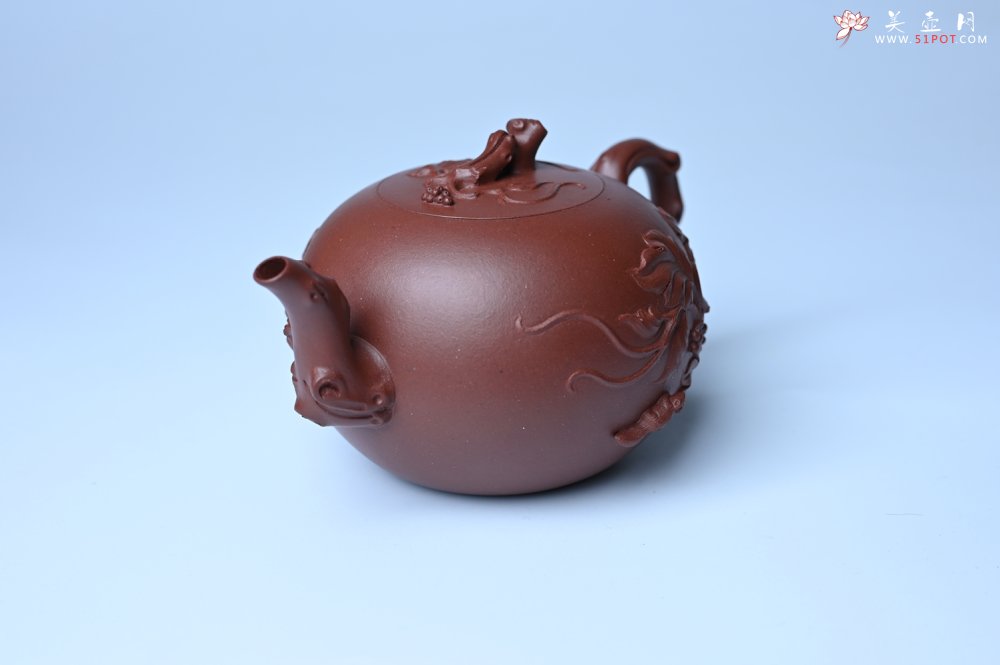 紫砂壶图片：实力派国工顾顺荣和夫人尹璐合作款 黄龙山紫泥松鼠葡萄壶270cc - 美壶网