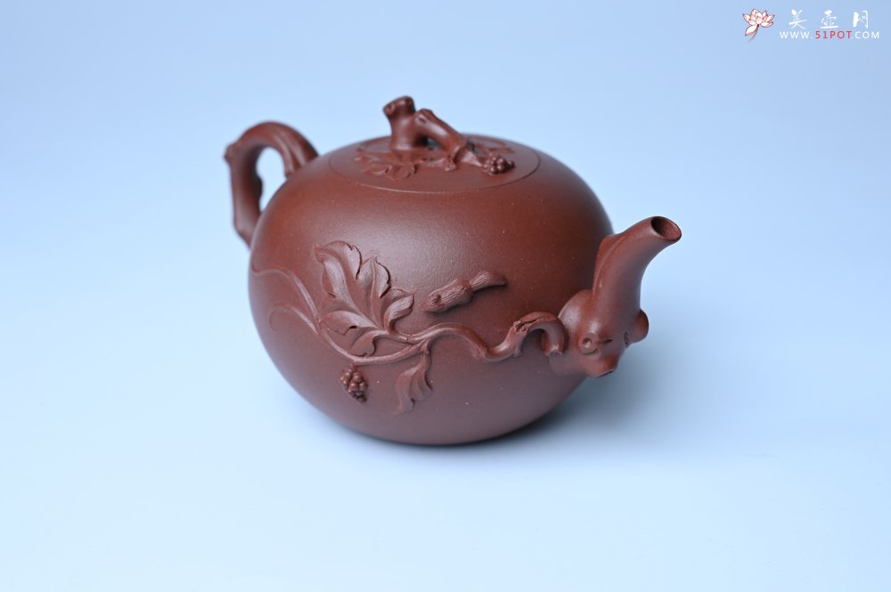 紫砂壶图片：实力派国工顾顺荣和夫人尹璐合作款 黄龙山紫泥松鼠葡萄壶270cc - 美壶网