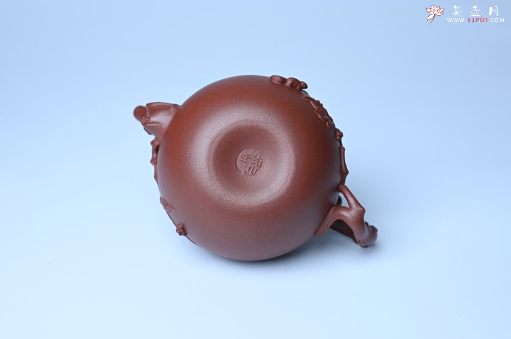 紫砂壶图片：实力派国工顾顺荣和夫人尹璐合作款 黄龙山紫泥松鼠葡萄壶270cc - 美壶网