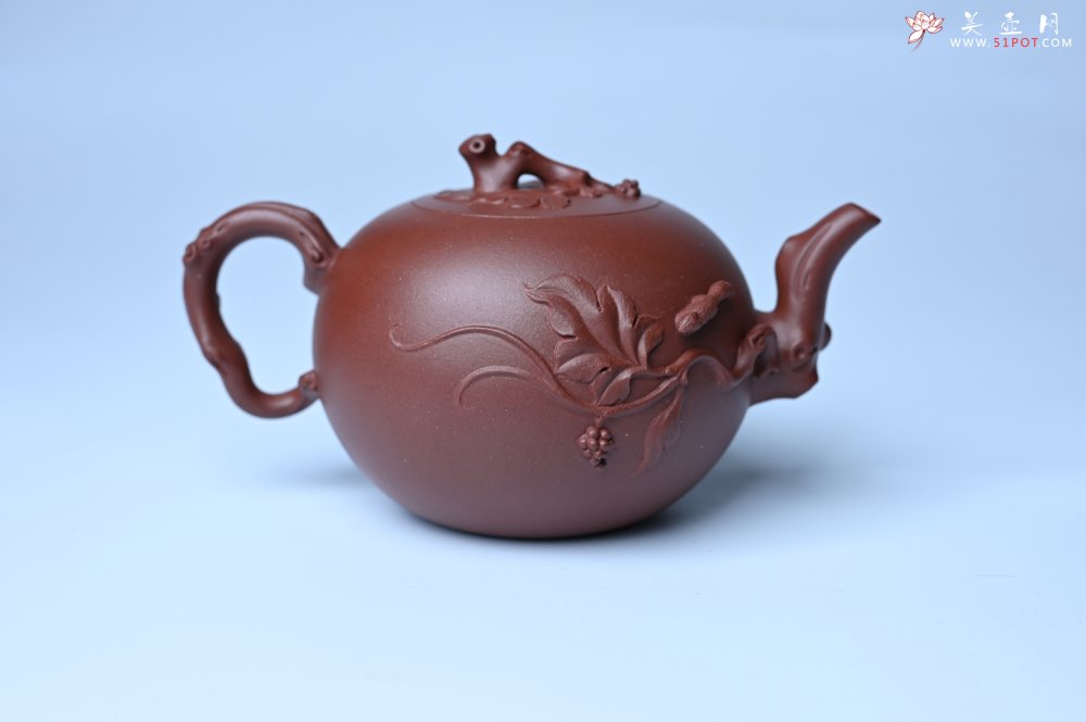 紫砂壶图片：实力派国工顾顺荣和夫人尹璐合作款 黄龙山紫泥松鼠葡萄壶270cc - 美壶网