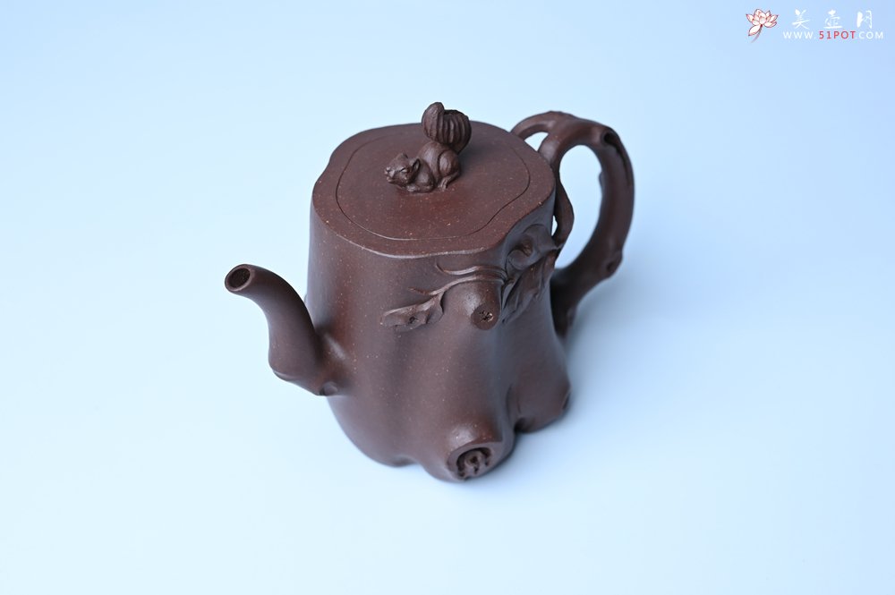 紫砂壶图片：实力派工艺师周斌底槽青精品松鼠葡萄树桩壶 - 美壶网