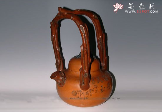 紫砂壶图片：特大壶十几年前的老壶 高级工艺师邵新和雕刻==[东坡提梁壶] - 美壶网