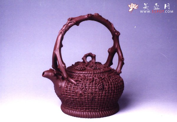 紫砂壶图片：葡萄盈筐提梁壶 - 美壶网