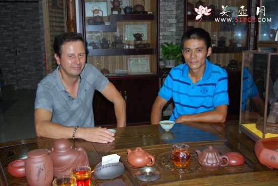 紫砂壶图片：与荷兰陶艺名家杨慕华合影 - 美壶网