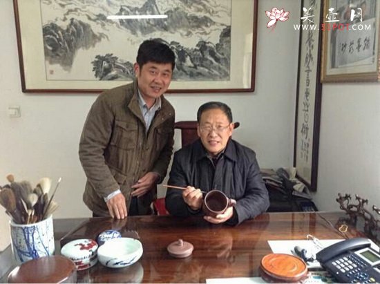 紫砂壶图片：与研究员级高级工艺美术师毛国强合影 - 美壶网