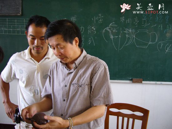 紫砂壶图片：储集泉指点壶艺 - 美壶网