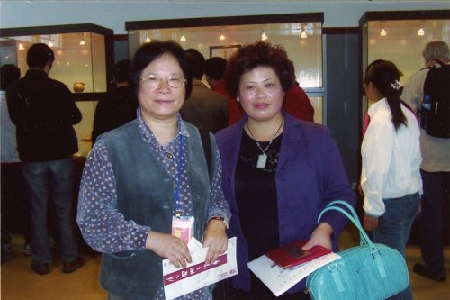 张彩英紫砂壶 与前香港陶瓷研艺协会黄美莉会长交流合影 