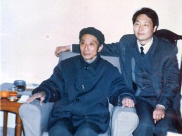 王国祥紫砂壶 与壶艺泰斗顾景舟大师合影 