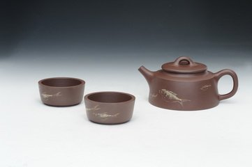 吉祥紫砂壶 鱼罩套壶（吉祥制，王玉美绘） 