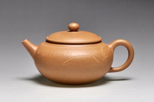 吴建平紫砂壶 《线圆》泥料：紫泥  容量：200cc 