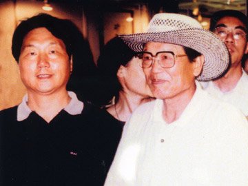 王国祥紫砂壶 陪同全国人大副委员长李铁映参观 