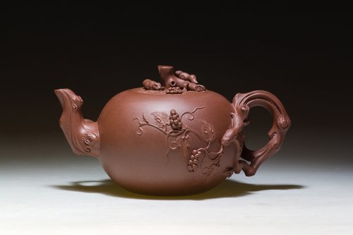 梅宝玉紫砂壶 松鼠葡萄 