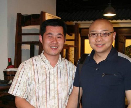 周建伟紫砂壶 与中央电视台著名主持人王凯合影 