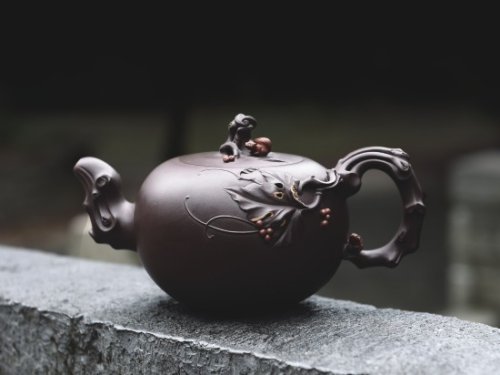 吴建军紫砂壶 松鼠葡萄 