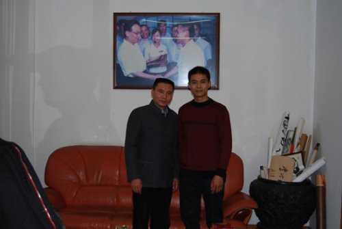 赵志刚紫砂壶 与邓小平（特型演员）李中坚合影 