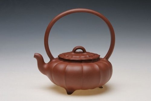 卢伟强紫砂壶 三足筋纹提梁 