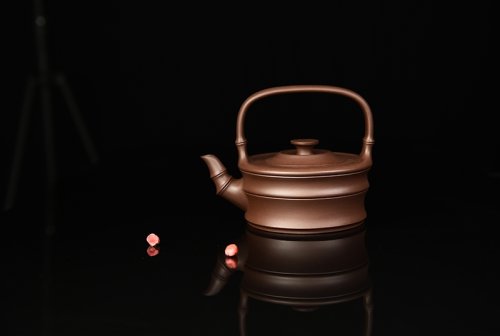 董亚芳紫砂壶 扁竹提梁 